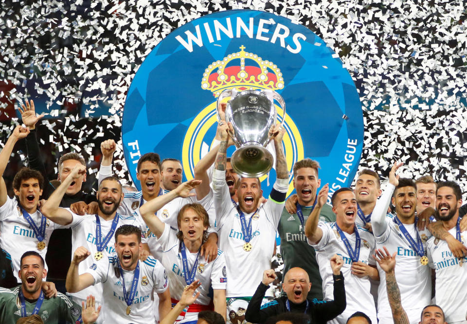 <p>Zum dritten Mal infolge gewannen die Königlichen aus Madrid den wichtigsten Pokal im europäischen Vereinsfußball. Hier stemmt Real-Kapitän Sergio Ramos die Trophäe bei der Siegerehrung in die Höhe. (Bild: Reuters) </p>