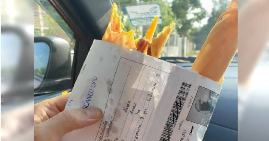 泰國一名網友在街頭買小吃，驚見攤販竟用「B型肝炎病歷單」裝食物，且病患居然還感染B型肝炎。（圖／翻攝自臉書）