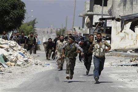 Free Syrian Army fighters run on the front line in Aleppo's Sheikh Saeed neighbourhood September 21, 2013. REUTERS/Molhem Barakat