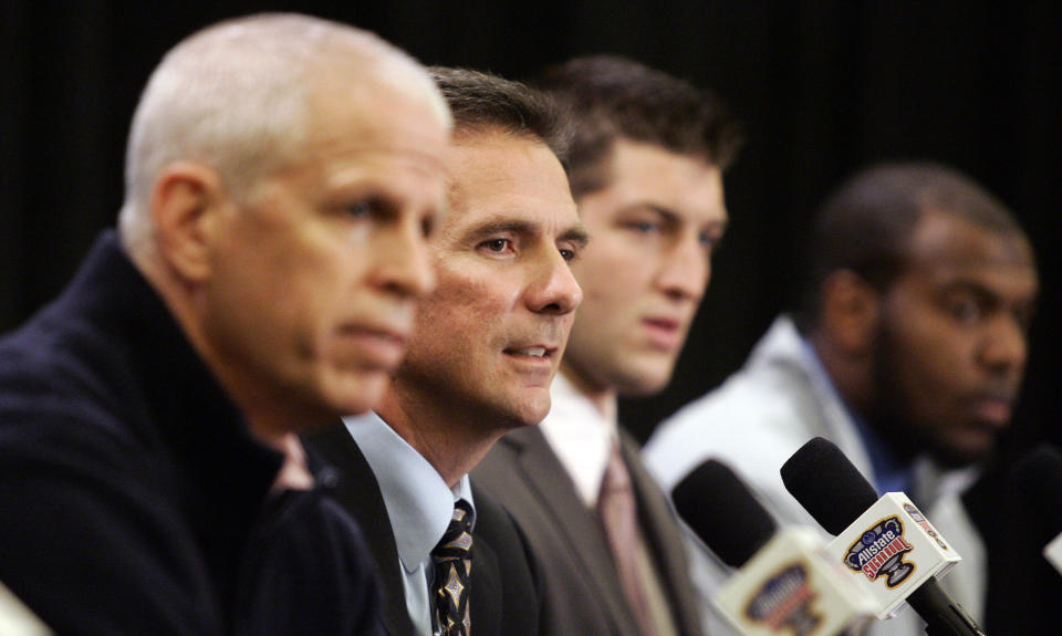 Then-Florida athletic director Jeremy Foley (L) is shown with coach Urban Meyer and quarterback Tim Tebow at a news conference in 2009. (AP)