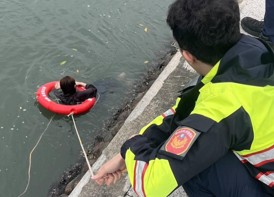 淡水一名女子在漁港落水警方及時將她救起。（圖／翻攝畫面）