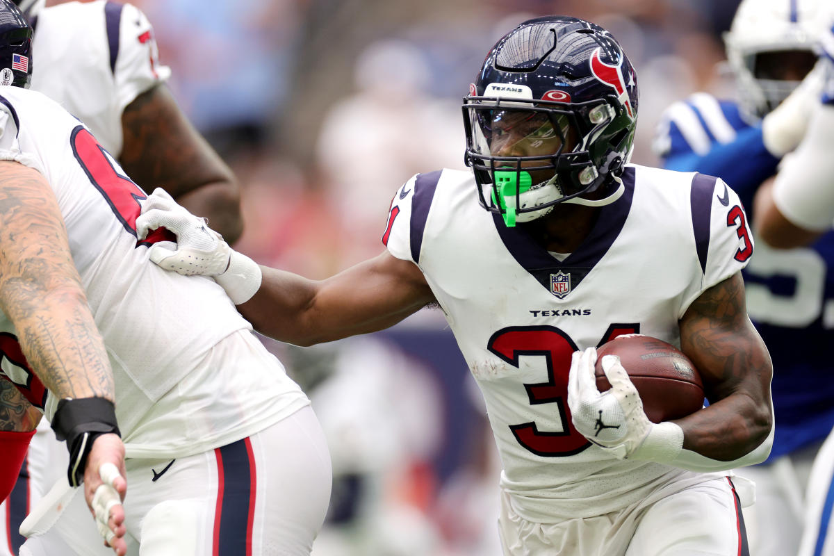 O.J. Howard of the Houston Texans gets set against the Washington