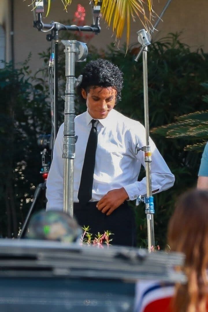 El sobrino de Michael Jackson, Jaafar Jackson, se encuentra en pleno rodaje de la película en que interpretará a su famoso tío, el recordado Rey del Pop. Jaafar es hijo de Jermaine Jackson, y debutó como cantante y bailarín a los 12 años. Hoy, a sus 27 años, sorprende por el parecido con su tío