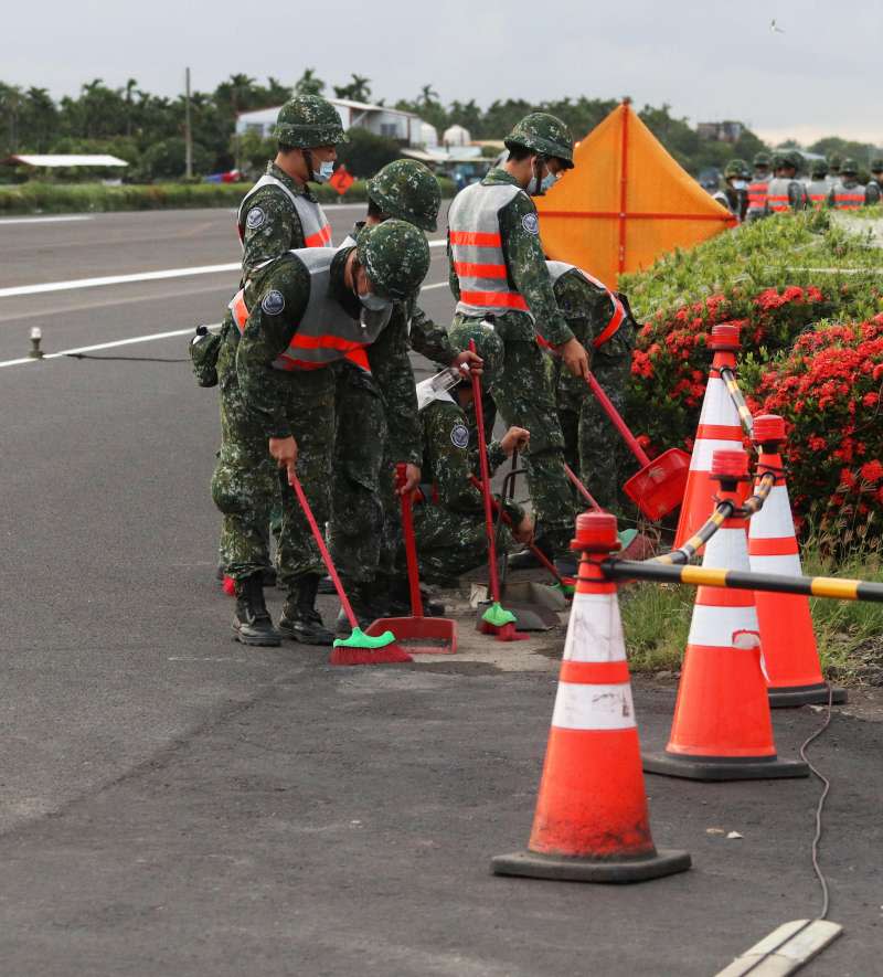 20210914-官兵清掃戰備道路面。（蘇仲泓攝）