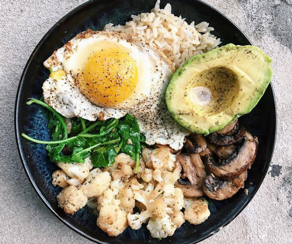 <p>La jeune femme partage de temps en temps ses recettes de cuisine. Sur cette photo, on trouve des champignons, du chou-fleur, de l’avocat et un œuf cuit. Crédit photo : Instagram myfacestory </p>