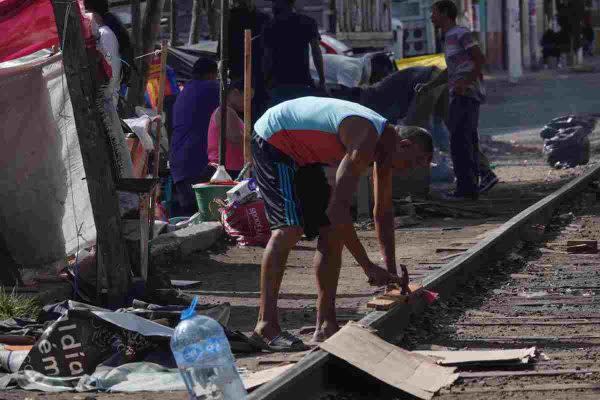 Migrantes en la CDMX esperan que sea aprobada su solicitud de refugio en EU.