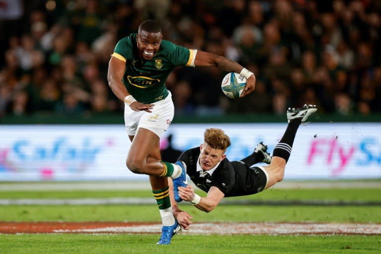 New Zealand's Damian McKenzie (R) tackles South Africa's Aphelele Fassi during their Rugby Championship match last week (PHILL MAGAKOE)