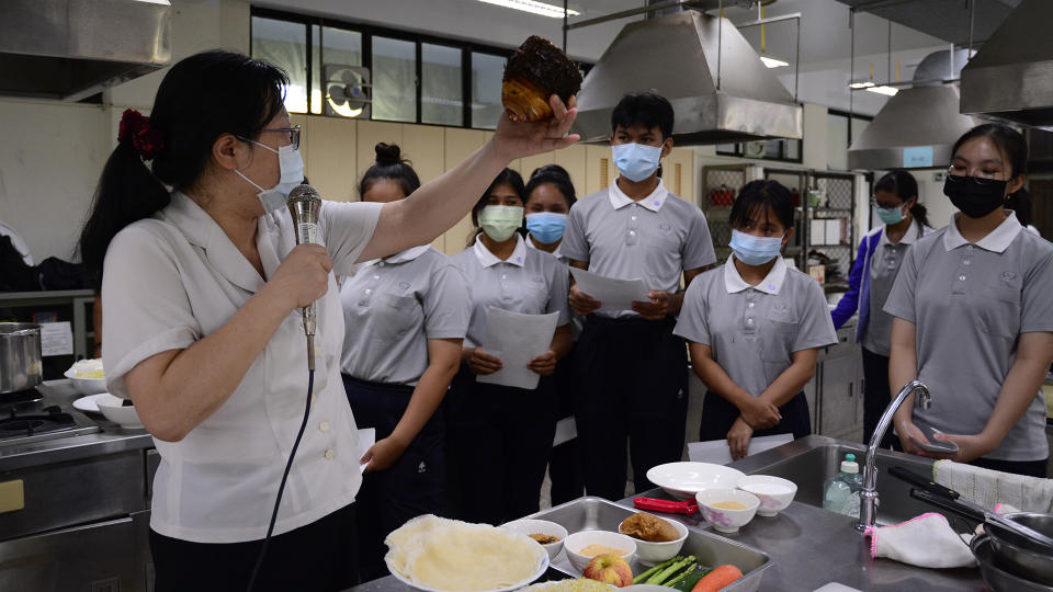 孔慶聞老師帶領大家用「花蓮吉安三寶」之一的芋頭製作芋圓。