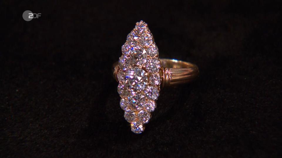Navette-Ring mit Diamanten