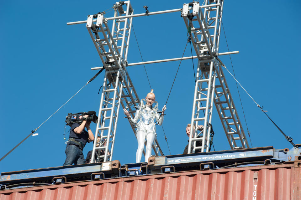 Sally steht auf dem Container. Und sie ist neuerdings Gang-Mitglied! Was sie nicht unbedingt netter erscheinen lässt (Bild: ProSieben / Micah Smith)