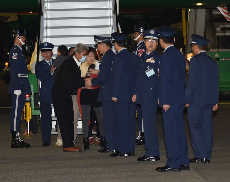 空軍桃機迎靈 殉職高鼎程骨灰返台 （1） (圖)