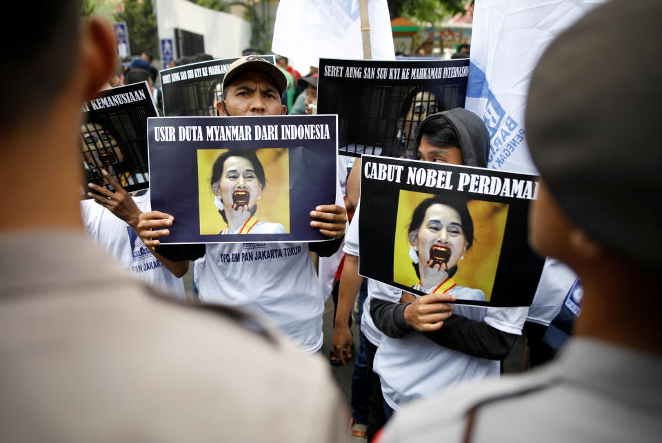 Protesters outside of Myanmar's embassy in Jakarta hold signs protesting Myanmar's government and Aung San Suu Kyi on Sept. 4, 2017. (Photo: Darren Whiteside/Reuters)