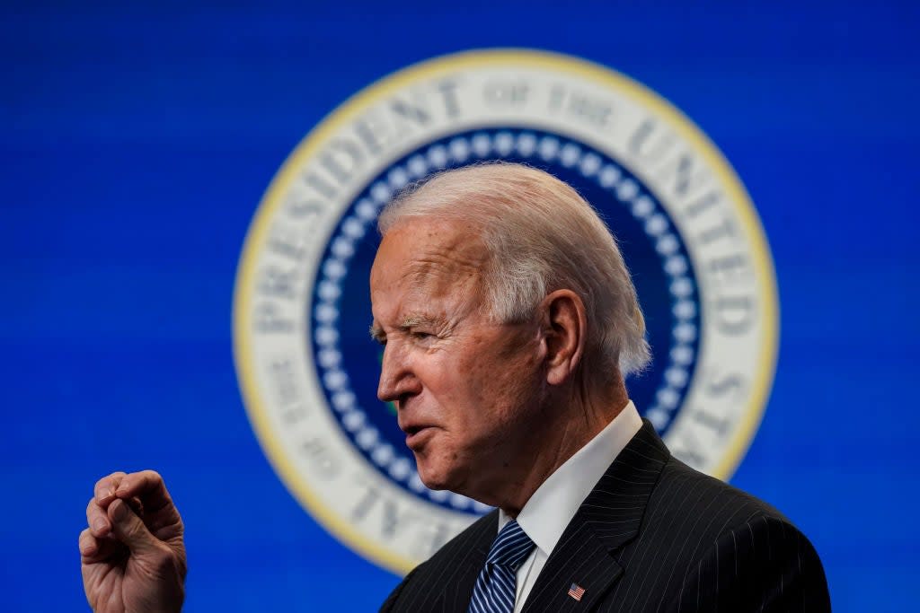 <p>El presidente de los Estados Unidos, Joe Biden, habla antes de firmar una orden ejecutiva relacionada con la fabricación estadounidense en el Auditorio South Court del complejo de la Casa Blanca el 25 de enero de 2021 en Washington, DC. El presidente Biden firmó una orden ejecutiva destinada a impulsar la fabricación estadounidense y fortalecer las reglas Buy American del gobierno federal.</p> (Foto de Drew Angerer / Getty Images)