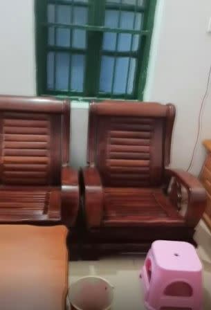 女子花了2萬6,750元買下一套實木沙發。（圖／翻攝自中國新聞周刊）