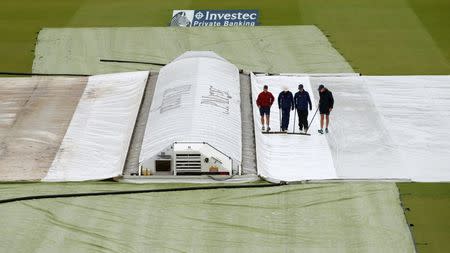 Britain Cricket - England v Sri Lanka - Third Test - Lord’s - 13/6/16 General view of ground staff as play is delayed due to rain Action Images via Reuters / Andrew Boyers Livepic EDITORIAL USE ONLY.