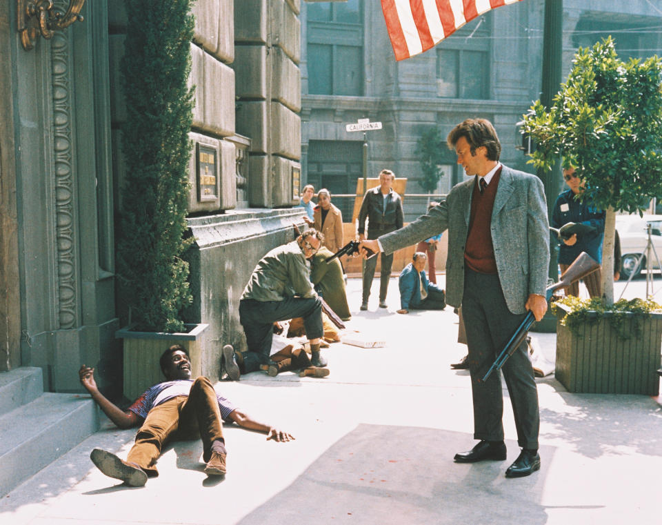 Clint Eastwood taking aim at Albert Popwell in "Dirty Harry." (Photo: Silver Screen Collection via Getty Images)