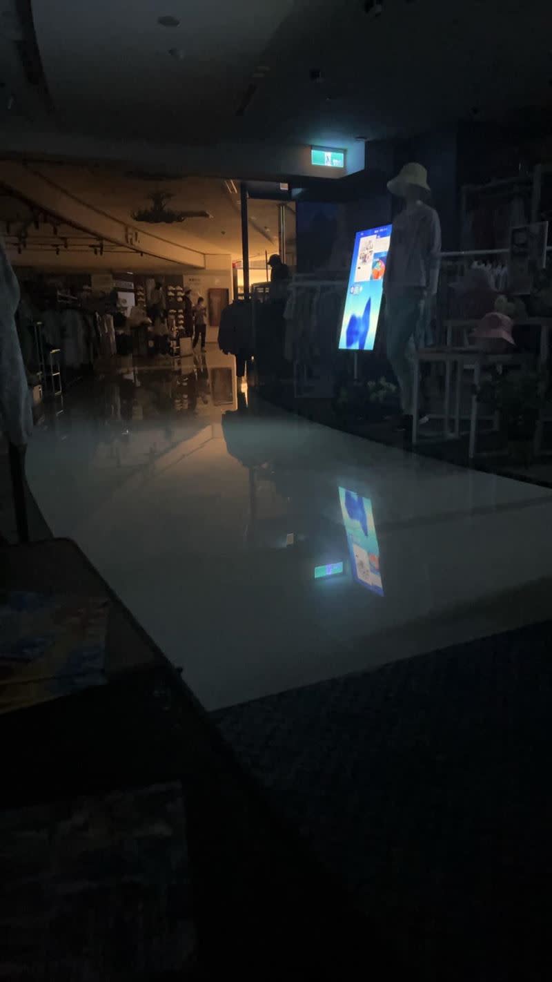 桃園停電，大江購物中心一片漆黑。（圖／翻攝內壢大小事臉書）