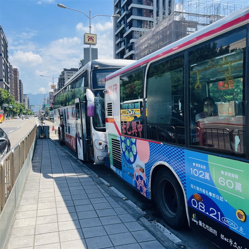 重慶北路公車專用道發生4車連撞事故。（圖／翻攝畫面）