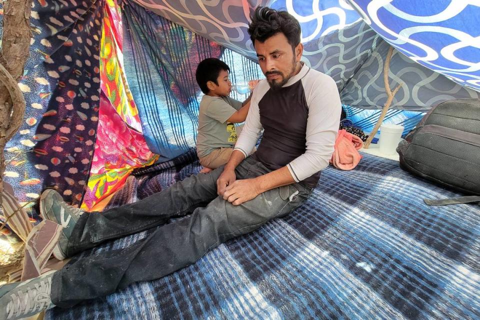 A migrant rests inside his tent of blankets near the Río Grande on July 1. / Un migrante descansa en una carpa hecha por cobijas a orillas del Río Bravo, el 1 de julio de 2024, en Ciudad Juárez.