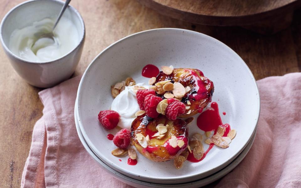 Grilled peaches with raspberries, yogurt and almonds