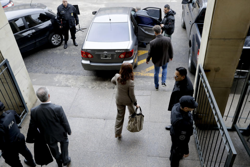 La expresidenta argentina Cristina Fernández abandona los tribunales tras presentar un escrito en el que afirmó que es acusada injustamente en una investigación de presunta corrupción en Buenos Aires, el lunes 13 de agosto de 2018. (AP Foto / Natacha Pisarenko)