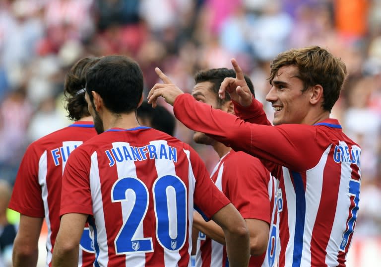 Atletico Madrid's forward Antoine Griezmann (R) celebrates a goal on September 25, 2016