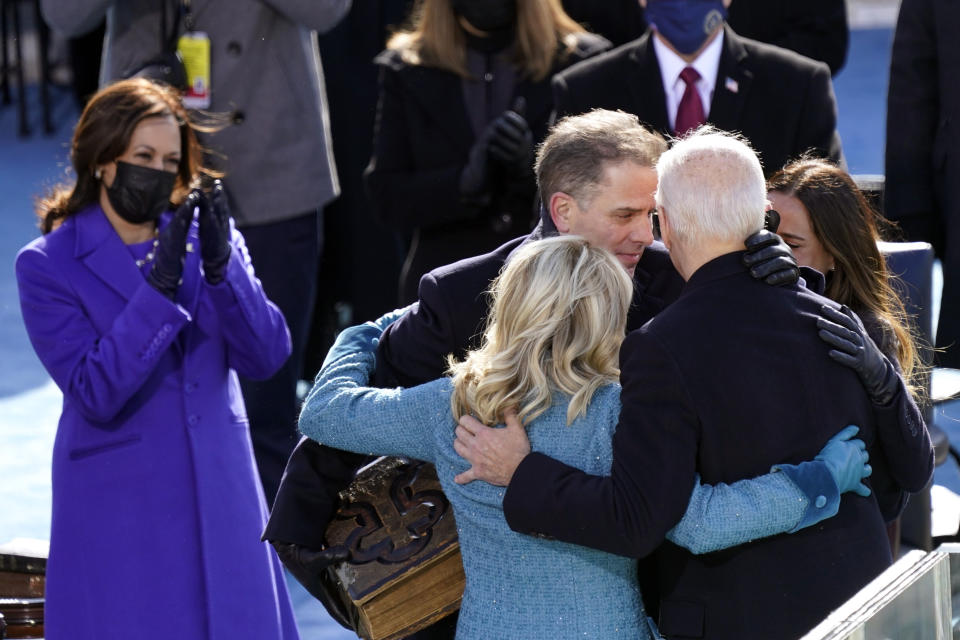 Kamala Harris enternecida por este abrazo de la familia presidencial