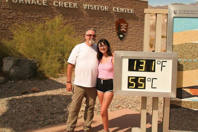 Madsy y su padre viajaron desde Los Ángeles para vivir las altas temperaturas del Valle de la Muerte que ayer llegaron a 55ºC, un grado menos que el récord histórico en la Tierra.