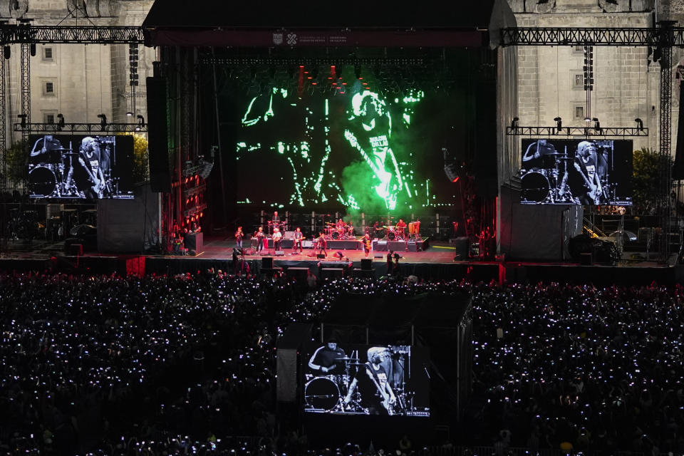 Los integrantes de la banda argentina de rock Los Fabulosos Cadillacs se presentan en un concierto gratuito en el Zócalo de la Ciudad de México el sábado 3 de junio de 2023. (Foto AP/Aurea Del Rosario)