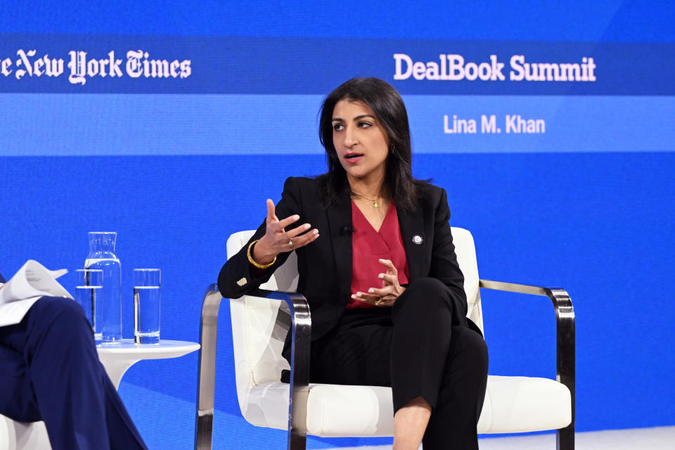 NEW YORK, NEW YORK – 29. NOVEMBER: Lina Khan, Vorsitzende der Federal Trade Commission, spricht auf der Bühne während des New York Times Dealbook Summit 2023 im Jazz at Lincoln Center am 29. November 2023 in New York City.  (Foto von Slaven Vlasic/Getty Images für The New York Times)