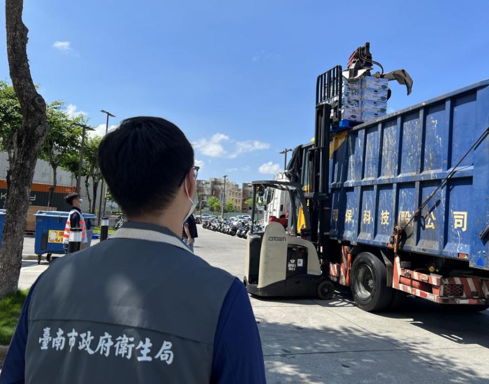 台南市衛生局監督銷毀好市多進口冷凍莓果產品計五噸。（衛生局提供）