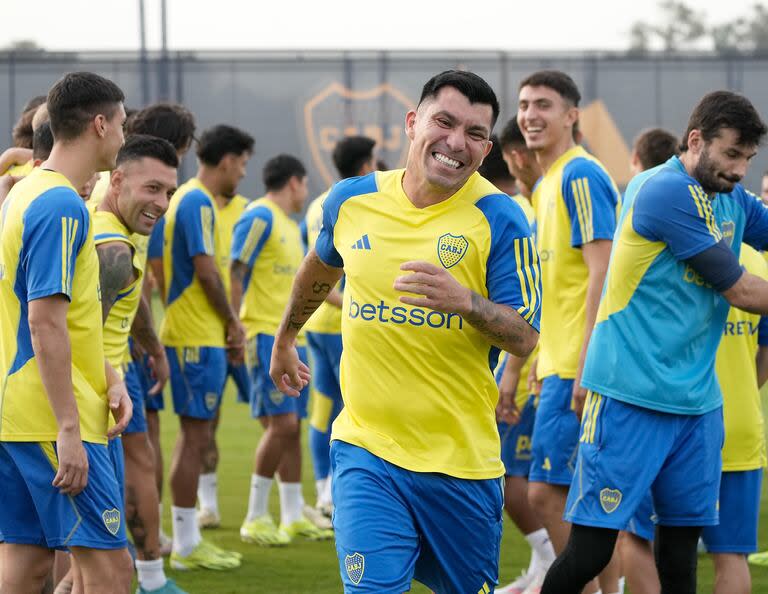 La bienvenida del plantel de Boca a Gary Medel, el primer refuerzo para Diego Martínez y ya convocado para la Copa Argentina.