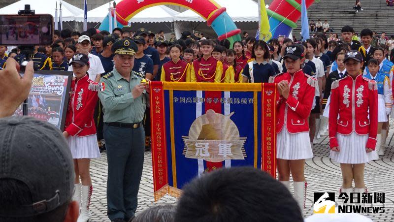 ▲第六屆全國高級中等學校「愛國都儀YOUNG」儀隊決賽冠軍莊敬高職，獲得國防部頒贈冠軍錦旗。（圖／記者呂炯昌攝，2023.07.01）