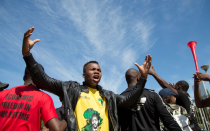 Studenten der Durban University of Technology singen vor den Toren des Amtsgerichts in Durban, wo zwei Studenten, die kürzlich bei den Demonstrationen für eine freie Hochschulbildung festgenommen wurden, nun vor Gericht erscheinen müssen. (Bild: REUTERS/Rogan Ward)