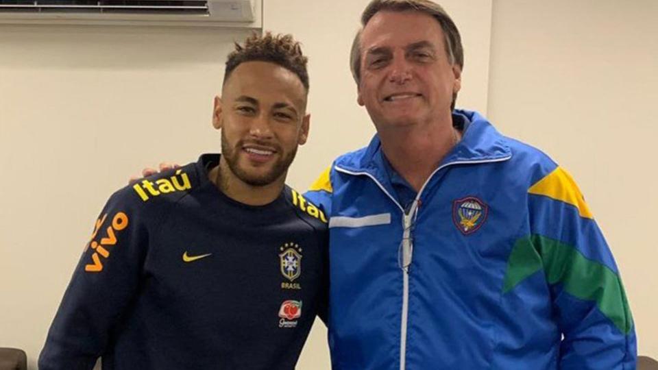 Neymar (izquierda) junto a Jair Bolsonaro. Foto: Twitter @infobae