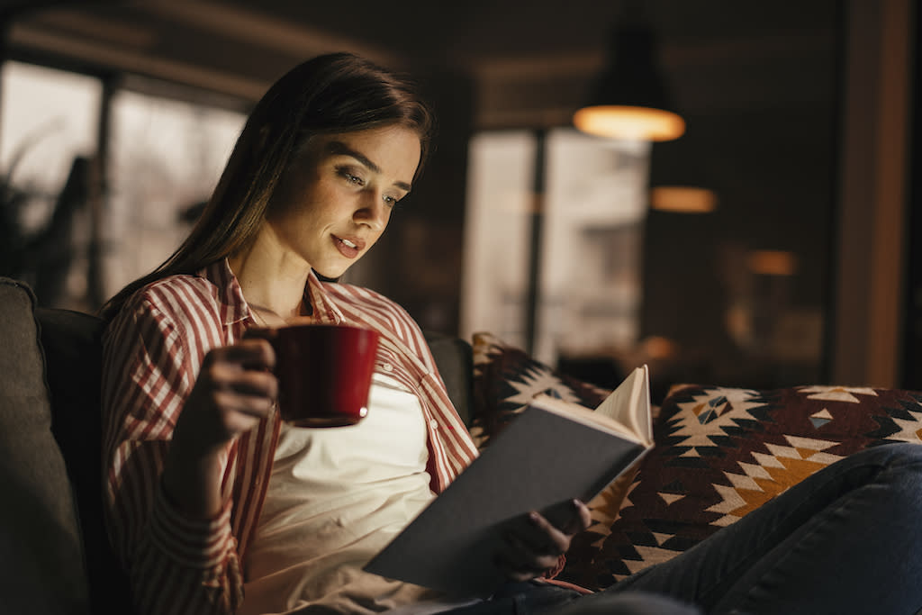 Avoir un bon éclairage lorsque l'on souhaite lire, coudre, ou se concentrer sur tout autre chose à la nuit tombée est primordial. (Photo : Getty Images)