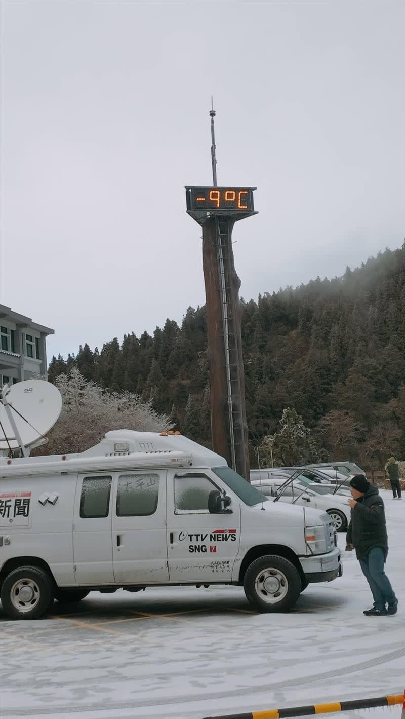 太平山上當時氣溫零下九度，連樹枝都被冰封成了雪白美景。（圖／翻攝畫面）