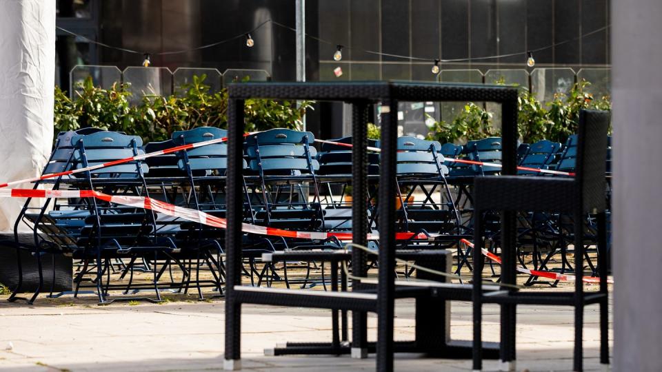 Gestapelte Tische und Stühle im Außengastronomiebereich eines Restaurants in Hannover.