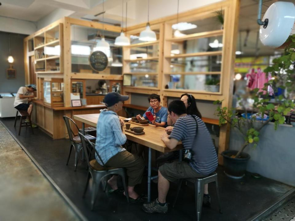 以木頭打造的豆花店，在傳統市場裡顯得格外特別。