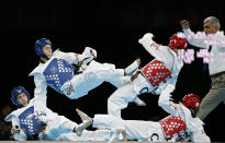 Costa Rica's Heiner Oviedo (R) fights against Russia's Alexey Denisenko during their men's -58kg preliminary round taekwondo match at the ExCel venue during the London Olympic Games, August 8, 2012. Picture taken using multiple exposure technique. REUTERS/Kim Kyung-Hoon (BRITAIN - Tags: OLYMPICS SPORT TAEKWONDO) 