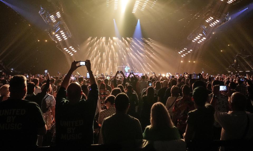 Fans de Eurovisión ven el ensayo general para la primera semifinal en el Festival de la Canción de Eurovisión en la Arena M&S Bank en Liverpool, Inglaterra, el lunes 8 de mayo de 2023. (Foto AP/Martin Meissner)