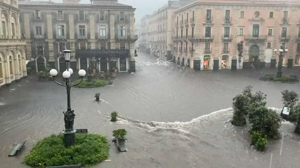 Des inondations frappent la ville de Catane, en Sicile, le 26 octobre 2021. - BFMTV