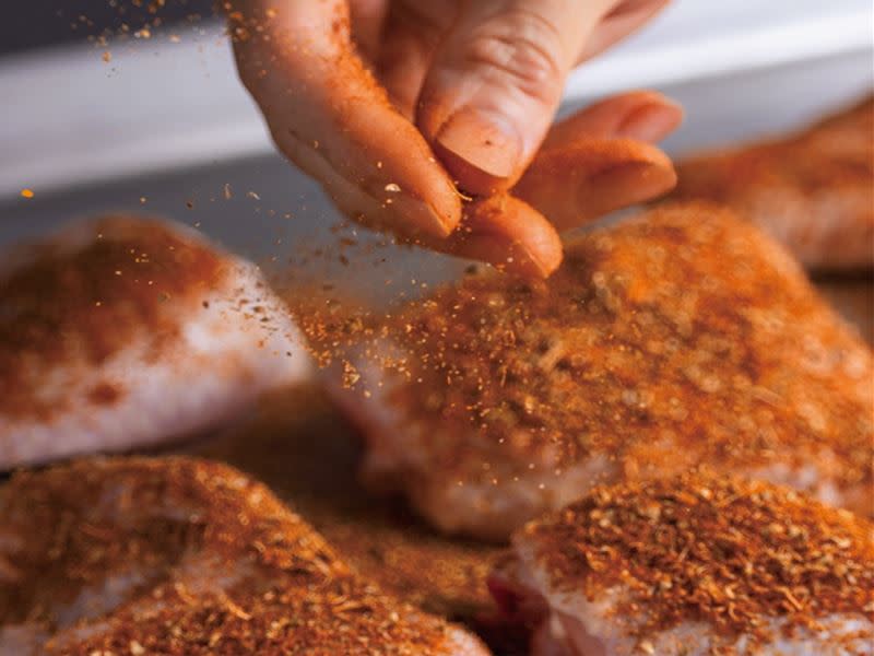Popeyes爽脆炸雞遵循頂尖廚師團隊開發的專有調味及使用秘製肯瓊香料醃漬12小時。（圖／品牌業者提供）