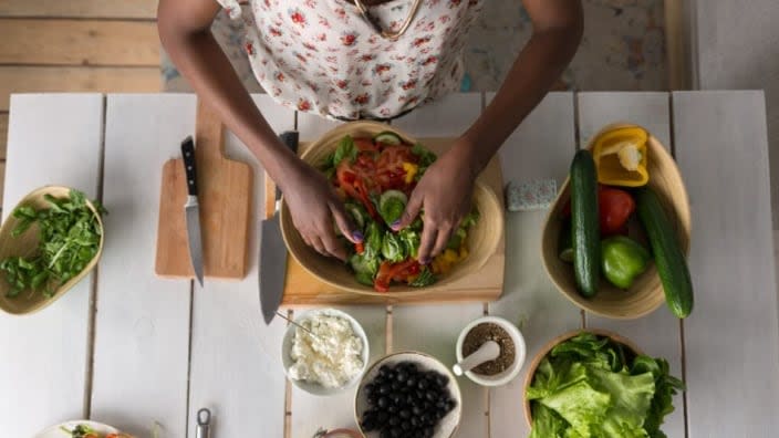 A free cooking class in Chicago has begun that aims to bridge the wide life-expectancy gap between minorities and their white counterparts. (Photo: Adobe Stock)