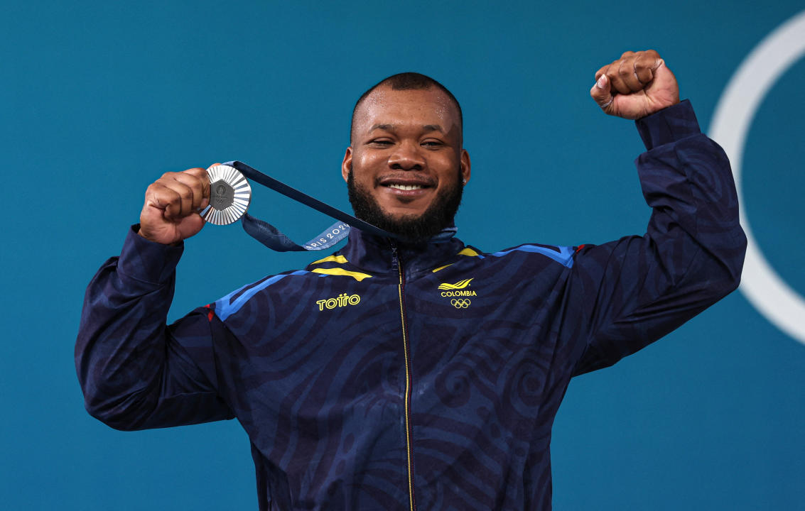 Juegos Olímpicos de París 2024 - Halterofilia - Ceremonia de victoria de 89 kg masculino - Arena 6 de París Sur, París, Francia - 9 de agosto de 2024. El medallista de plata Yeison López de Colombia posa en el podio. REUTERS/Amanda Perobelli