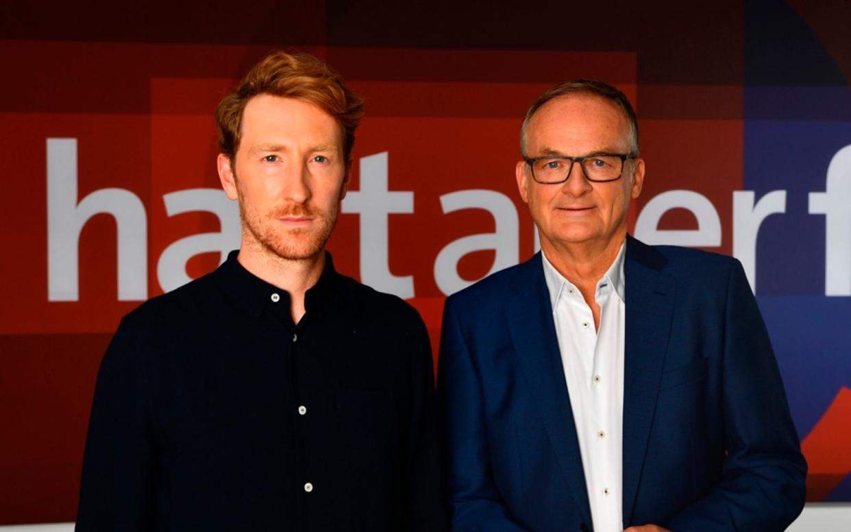 Frank Plasberg (rechts) übergab "Hart aber fair" an Louis Klamroth und verlor die Talkshow danach komplett. (Bild: WDR/Ansager & Schnipselmann/Julia Feldhagen)