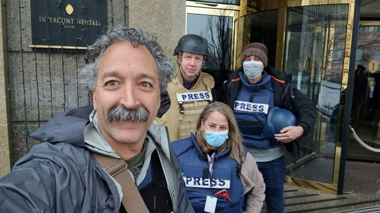 Le caméraman Pierre Zakrzewski (G) avec des collègues devant l'hôtel Intercontinental de Kiev sur une photo non datée de Fox news qui a annoncé sa mort le 14 mars 2022 (-)