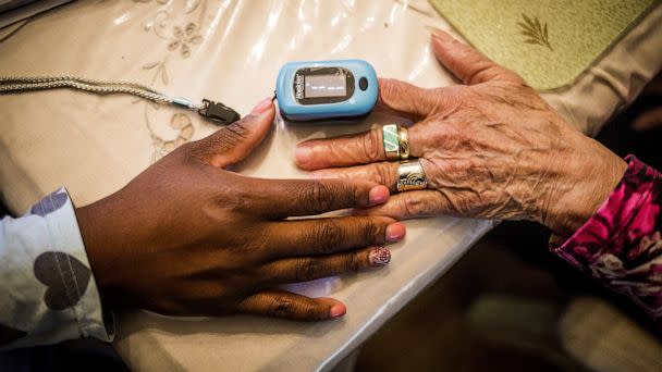 PHOTO: A nurse practitioner uses a pulse oximeter on an patient at her home in Plainfield, N.J., Oct. 26, 2016.  (Bloomberg via Getty Images, FILE)