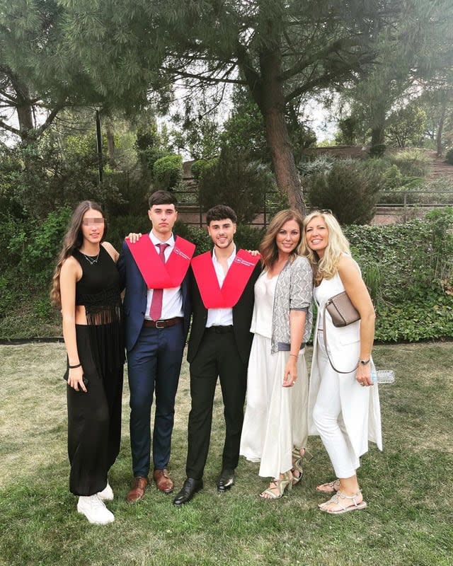 Raquel Rodríguez junto a sus tres hijos y su hermana