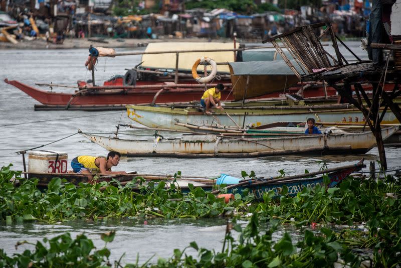 Filipinos prepare for Tropical Storm Nalgae